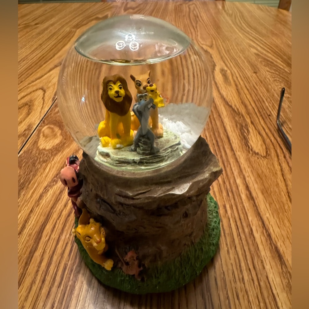 Vintage Kcare Lion King Musical
Snow Globe by Kcare perfect condition 6” x4”